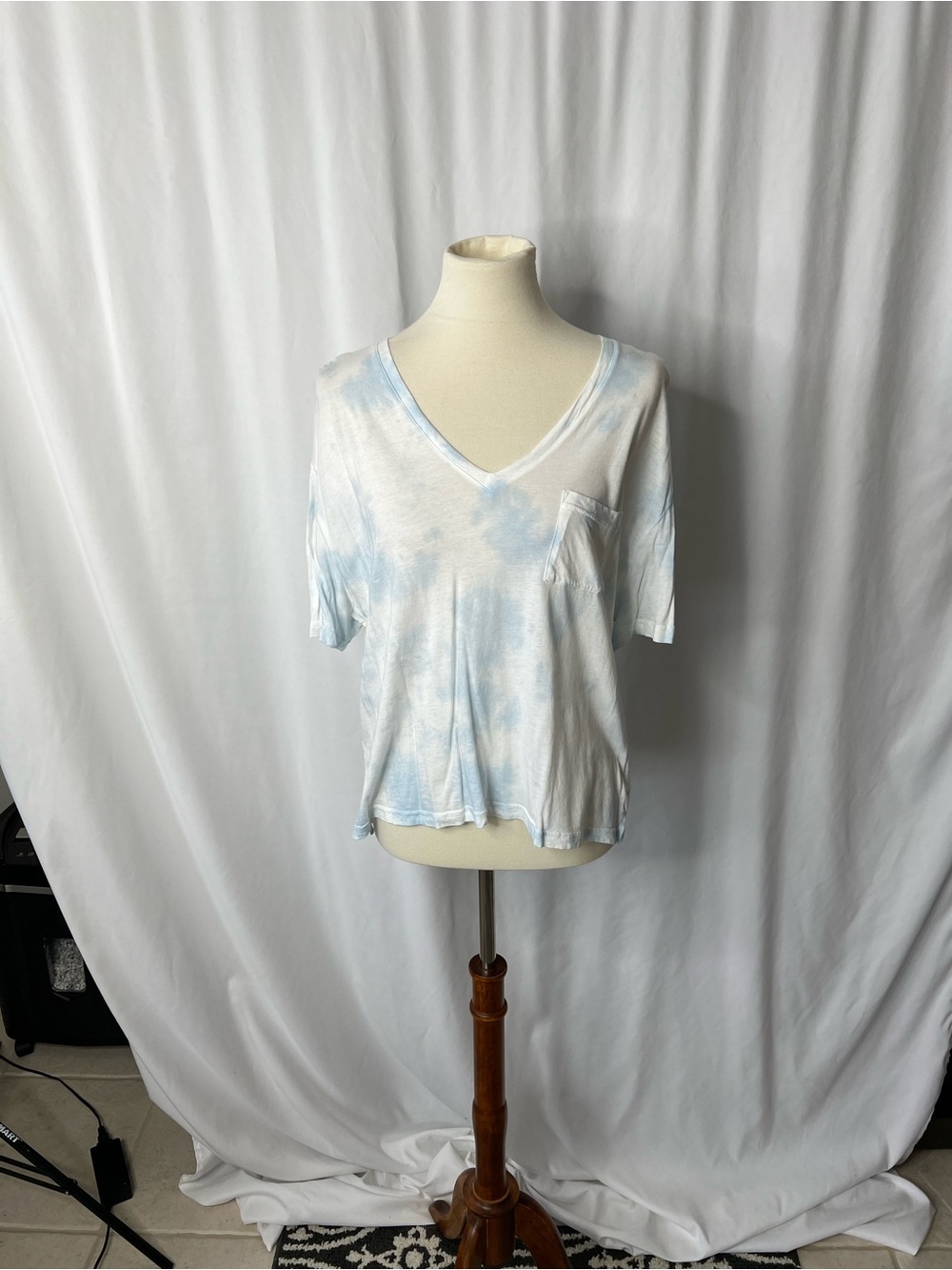 Rails “The Pocket V” Light Blue Tie Dye Tee – Size Large ☁️💙